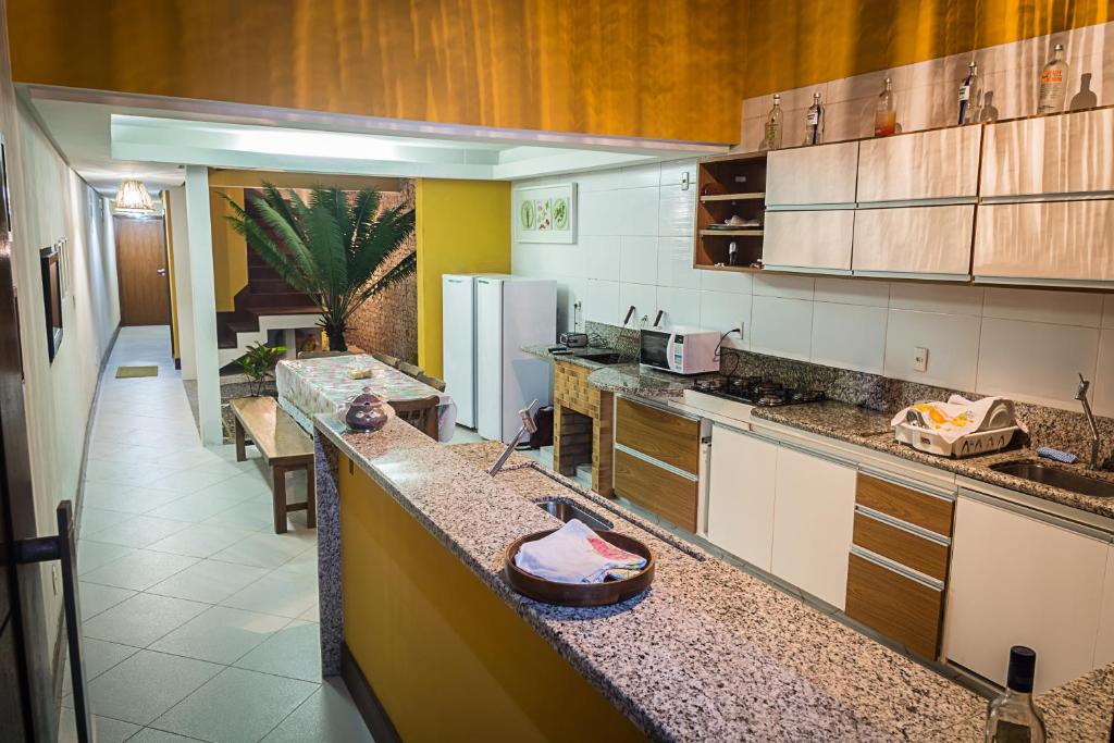 ガンボアにあるCasa de Praia em Morro de São Paulo (Gamboa)の大きなキッチン(カウンター、冷蔵庫付)