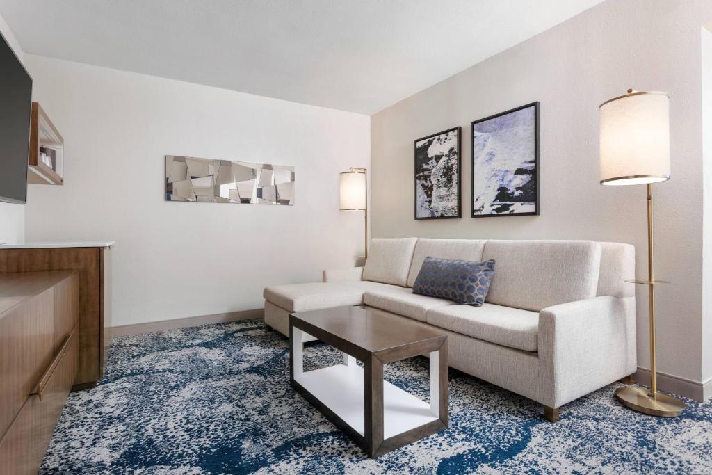 Delta Hotels by Marriott™ Virginia Beach Waterfront Suites photo