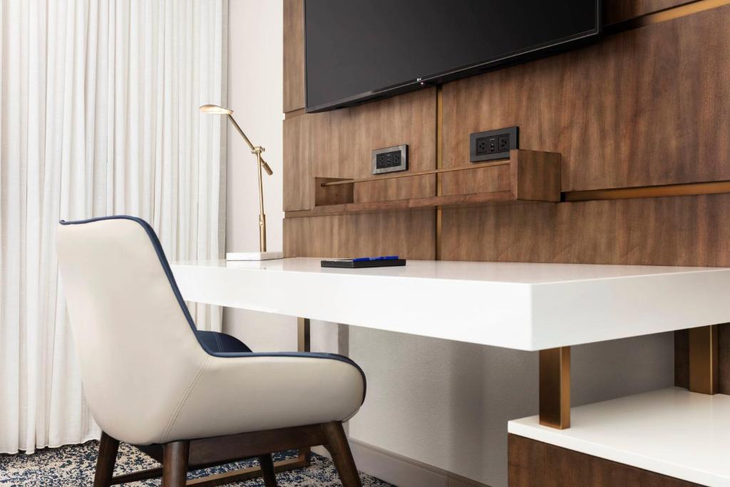 Delta Hotels by Marriott™ Virginia Beach Waterfront Suites photo