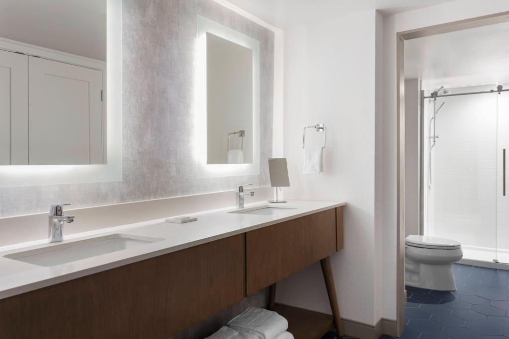 Delta Hotels by Marriott™ Virginia Beach Waterfront Suites photo