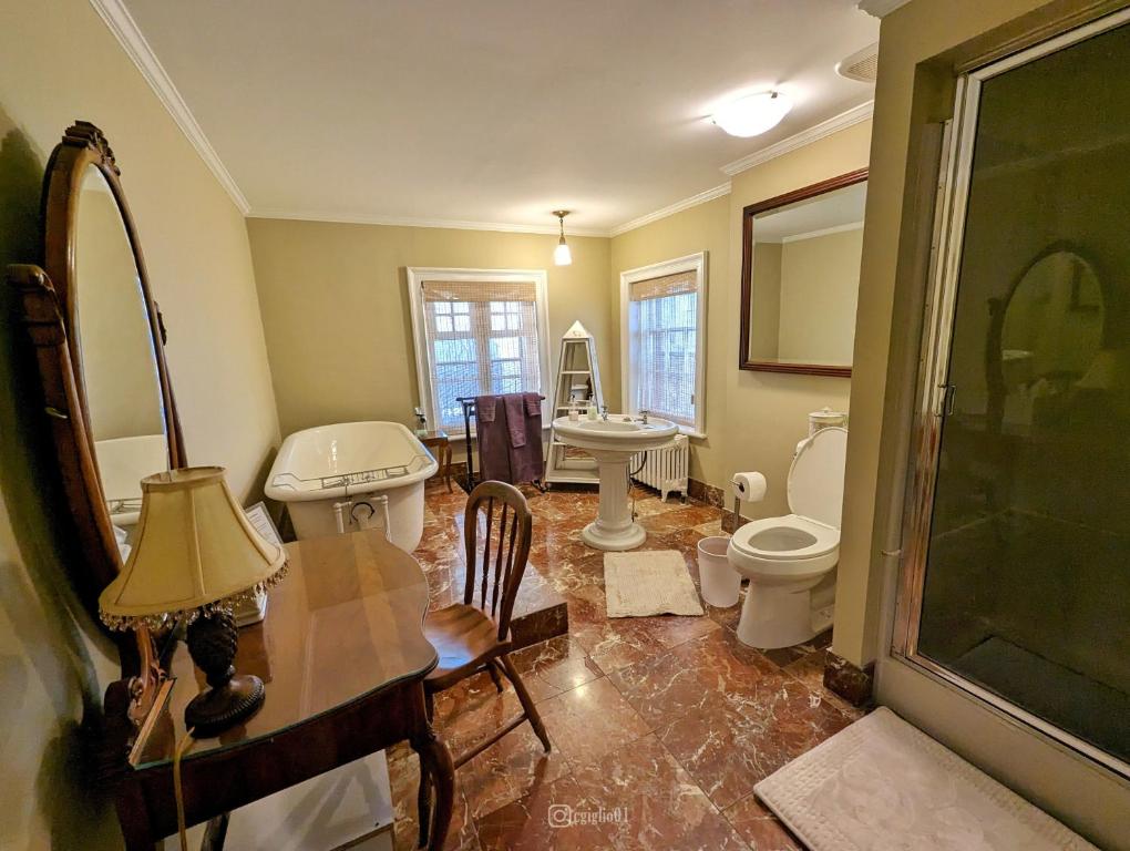 Cromwell Manor Inn - Deluxe King Studio