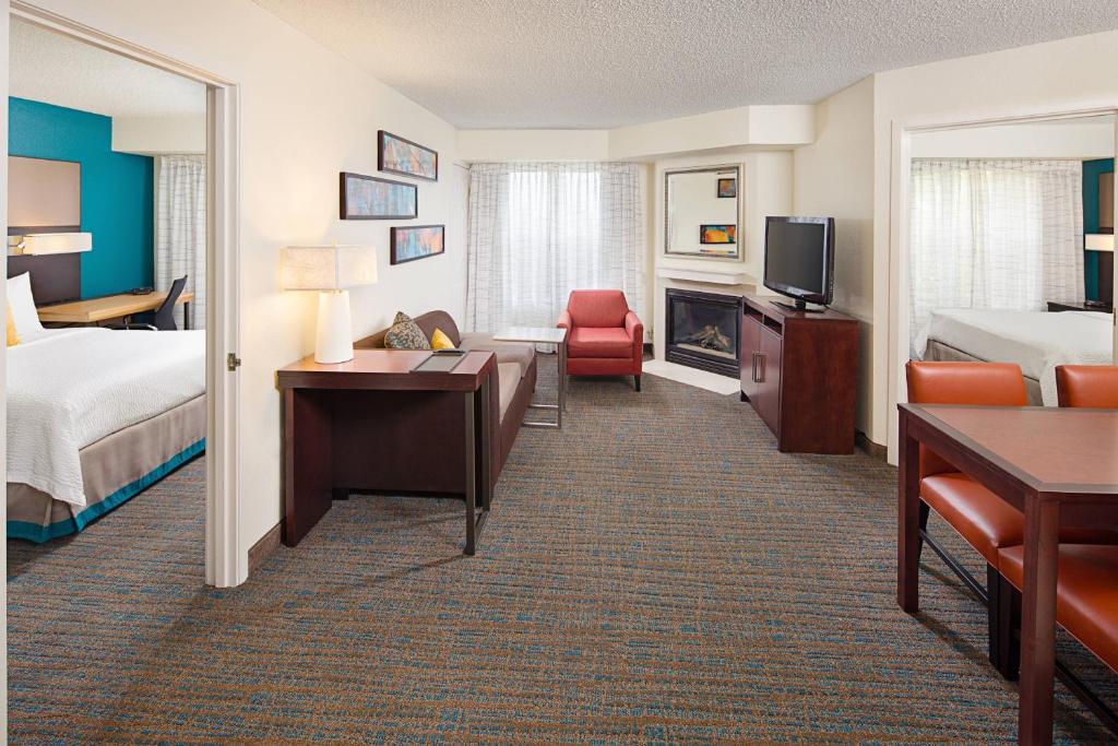 Кровать или кровати в номере Residence Inn by Marriott Detroit Livonia