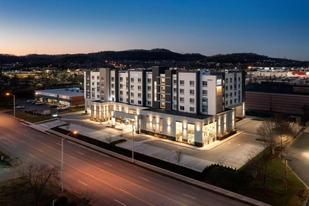 une image d'un bâtiment dans une ville la nuit dans l'établissement Fairfield by Marriott Inn & Suites Franklin Cool Springs, à Franklin