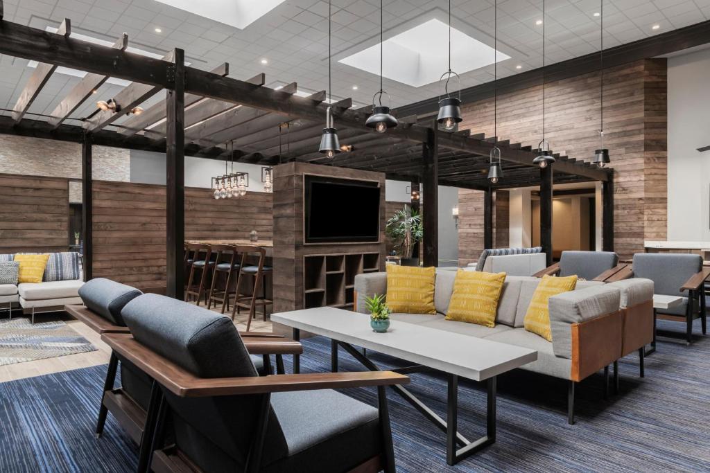 a lobby with a couch and a table and chairs at Marriott North Austin Round Rock in Round Rock