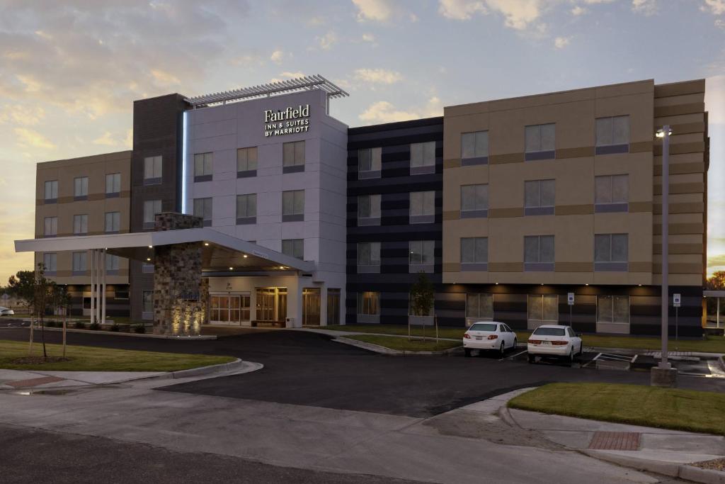 une représentation de l'avant d'un hôtel dans l'établissement Fairfield Inn & Suites by Marriott Fort Morgan, à Fort Morgan