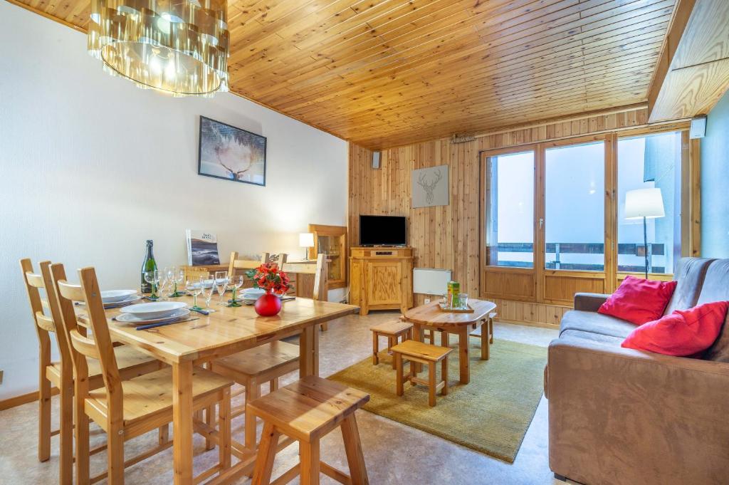 un salon avec une table et un canapé dans l'établissement Le Petit Sapin, à La Bresse