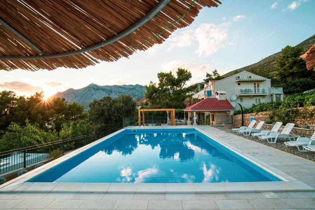 Bazén v ubytovaní Beachfront Apartments Vala with a swimming pool alebo v jeho blízkosti