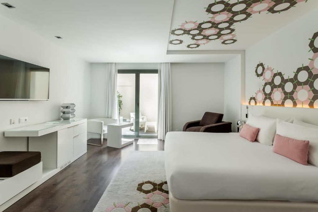 Televízia a/alebo spoločenská miestnosť v ubytovaní Room Mate Carla, Barcelona