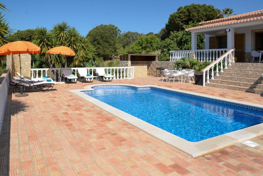 - une piscine dans une cour avec une maison dans l'établissement Casa Rina, à Lagoa