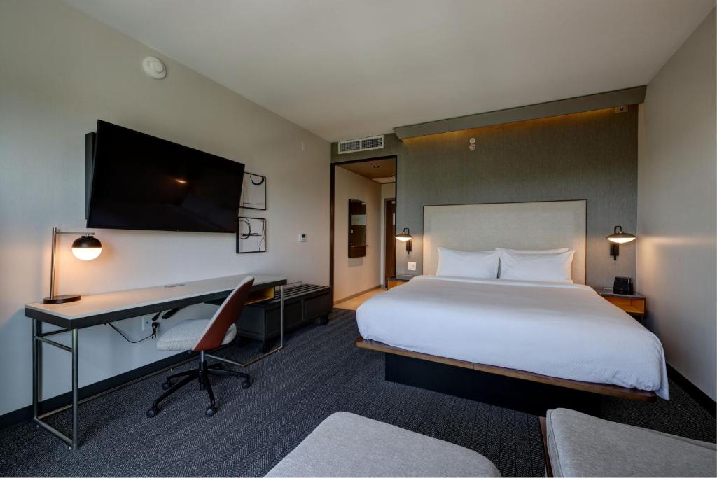 Courtyard by Marriott Iowa City University Heights - King Guest Room With Sofa Bed