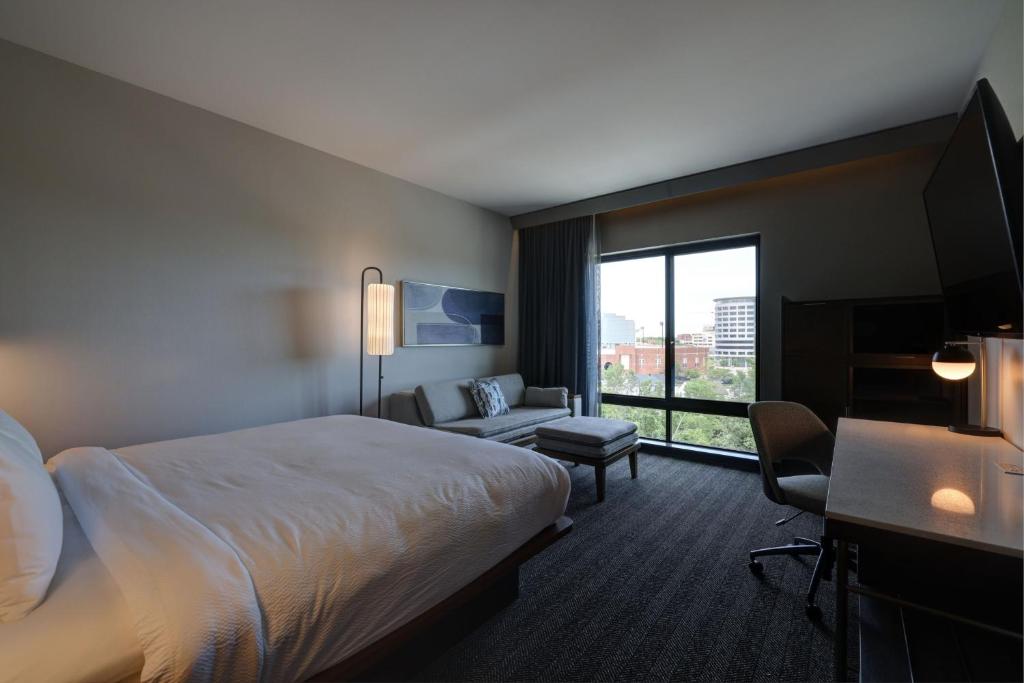 Courtyard by Marriott Iowa City University Heights - King Room With Sofa Bed - Hearing Accessible