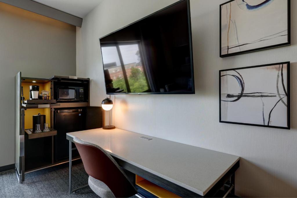 Courtyard by Marriott Iowa City University Heights - Double Queen Room