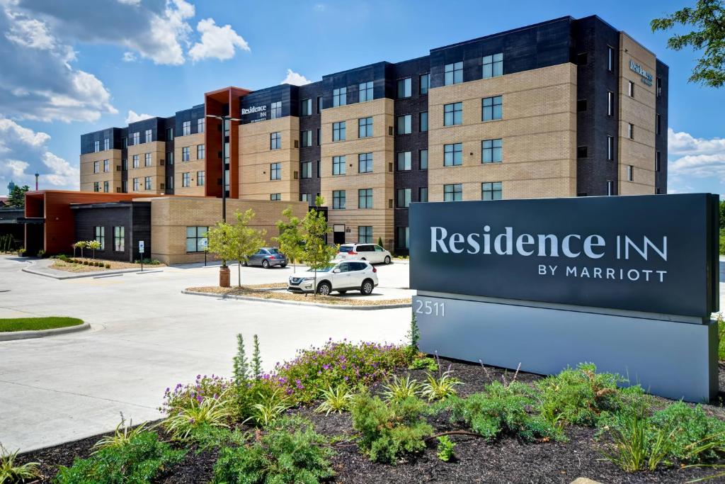 un letrero frente a una posada de residencia en un edificio marriott en Residence Inn by Marriott Cincinnati Northeast/Mason en Mason