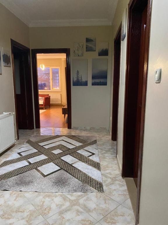 een woonkamer met een tapijt op de vloer bij İstanbul Otel Süit in Istanbul