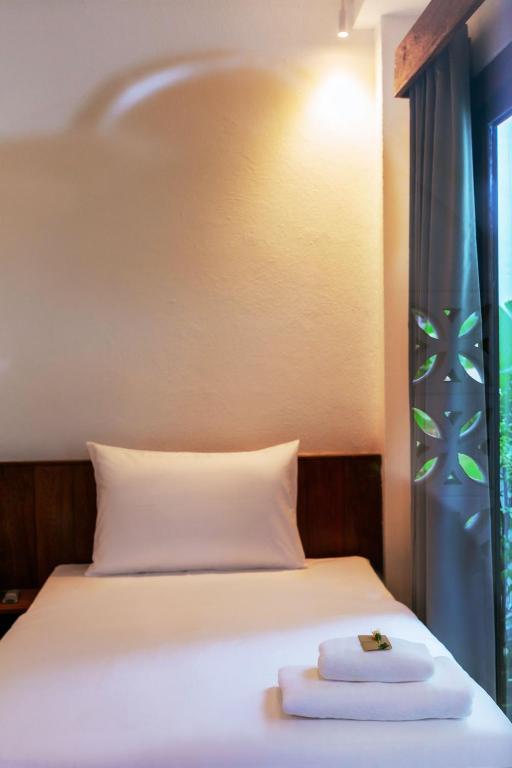 Postel nebo postele na pokoji v ubytování Phang Nga Origin Hotel