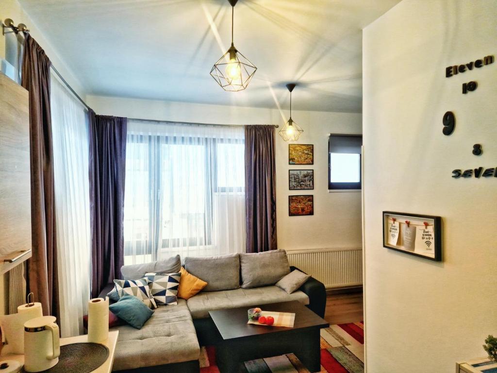 sala de estar con sofá y mesa en Downtown Apartment Travnik, en Travnik
