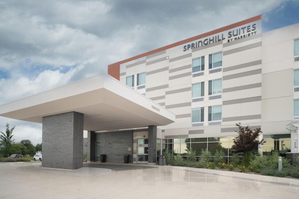 un edificio con un cartel que lee suites espartanos en SpringHill Suites by Marriott Kenosha, en Kenosha