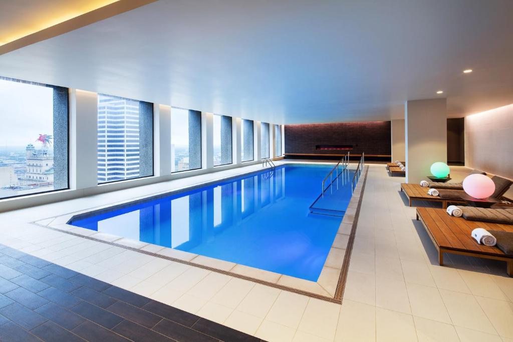 - une grande piscine d'eau bleue dans une chambre d'hôtel dans l'établissement The Westin Dallas Downtown, à Dallas