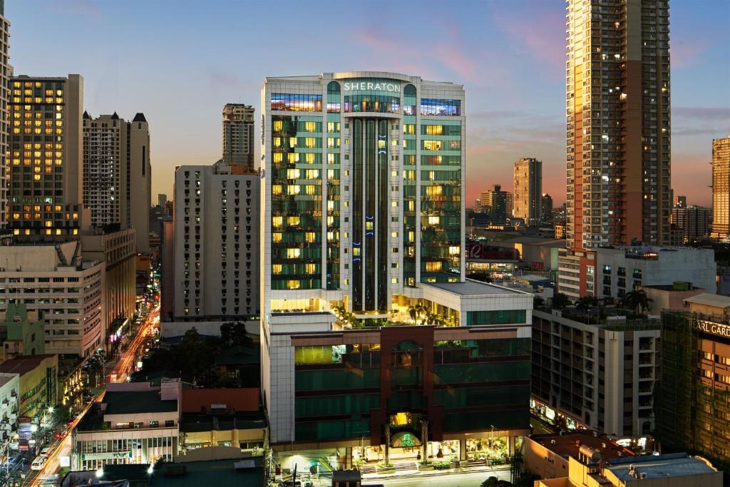 Sheraton Manila Bay في مانيلا: اطلاله على مدينه بالليل بالمباني