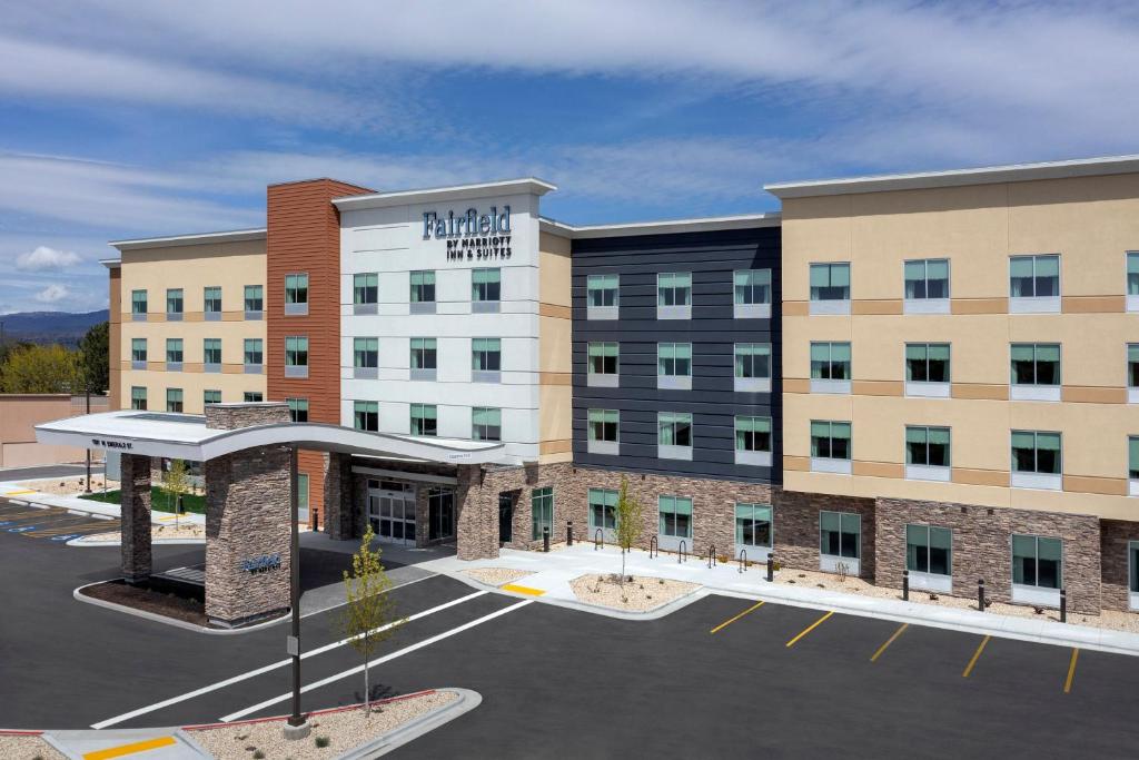 una representación de un hotel con aparcamiento en Fairfield Inn & Suites by Marriott Boise West, en Boise