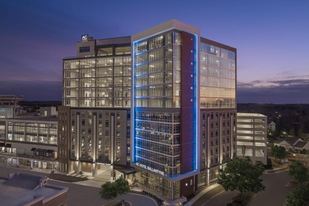 uma representação de um edifício alto com luzes azuis em AC Hotel by Marriott Charlotte Ballantyne em Charlotte