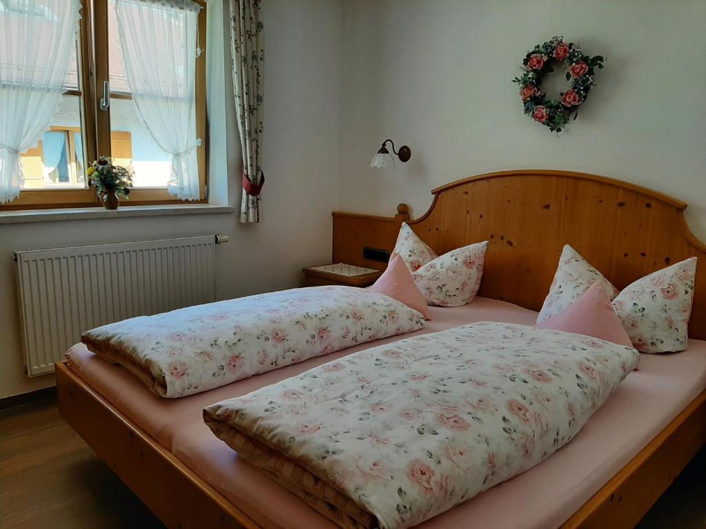 Postel nebo postele na pokoji v ubytování Landhaus Bergkristall - Sommer Bergbahnen inklusive