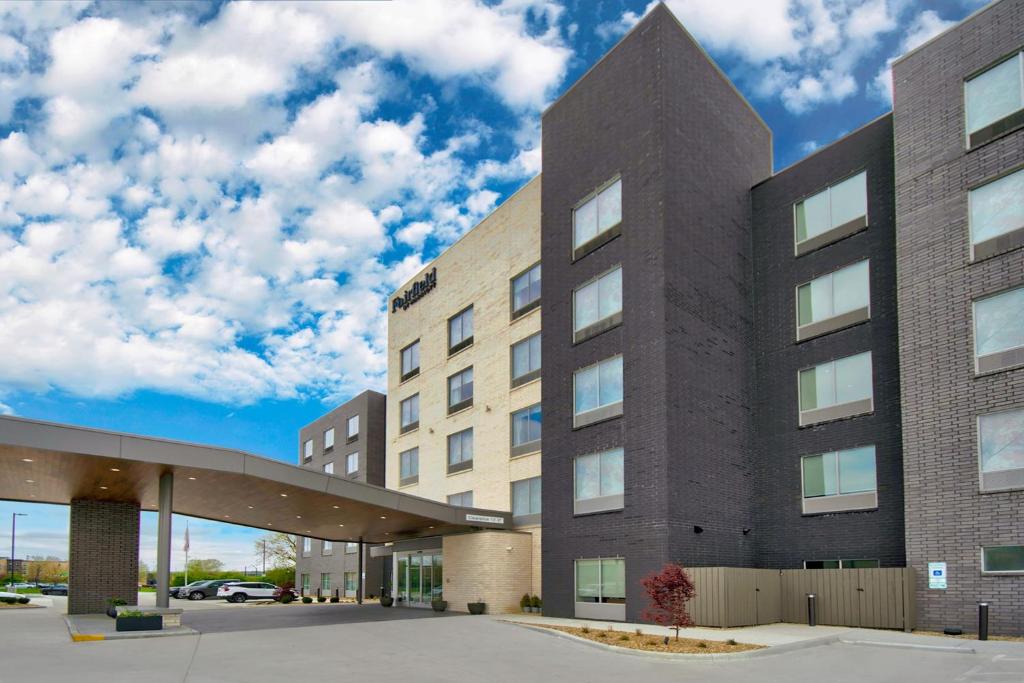 un edificio en un estacionamiento con un cielo nublado en Fairfield by Marriott Inn & Suites Cincinnati North West Chester en West Chester