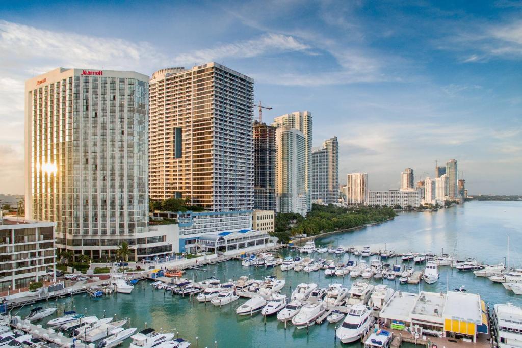 een groep boten aangemeerd in een haven in een stad bij Miami Marriott Biscayne Bay in Miami