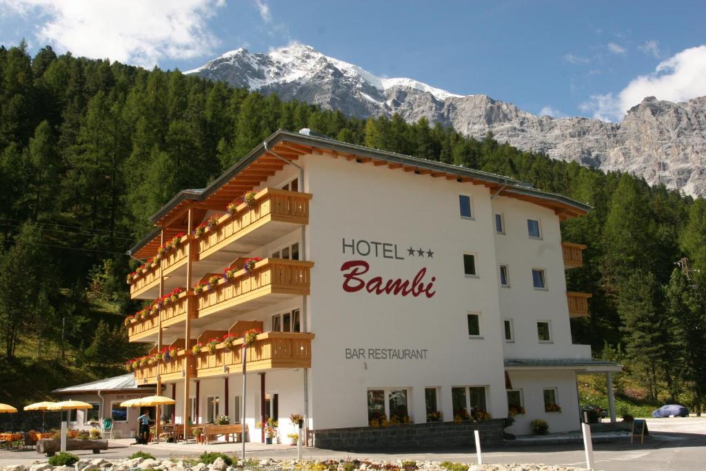 un hotel con montañas en el fondo en Hotel Bambi Am Park, en Solda