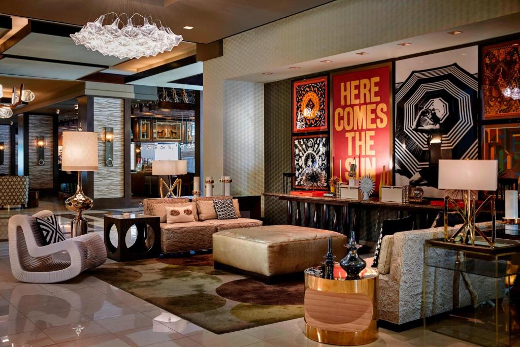 フェニックスにあるルネッサンス フェニックス ダウンタウンのホテルのロビーには家具とシャンデリアが備わります。