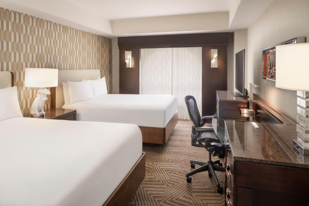 Postel nebo postele na pokoji v ubytování Renaissance Phoenix Downtown Hotel