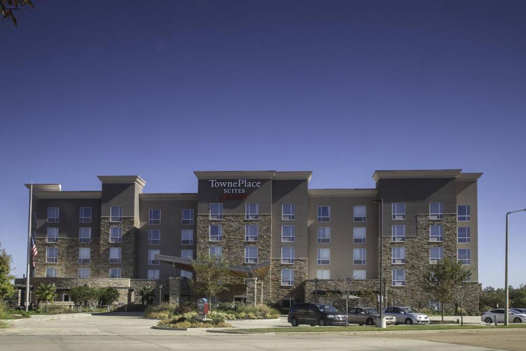 un gran edificio de apartamentos con un cartel en TownePlace Suites by Marriott Oxford, en Oxford