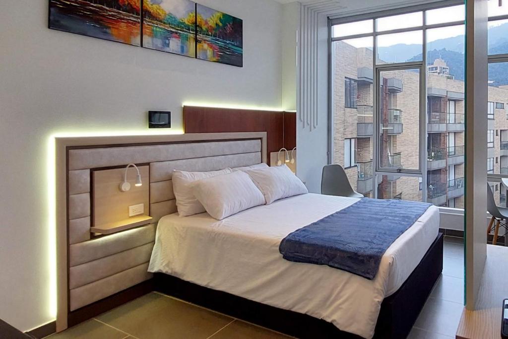 Cama o camas de una habitación en New modern & warm suite overlooking the mountains