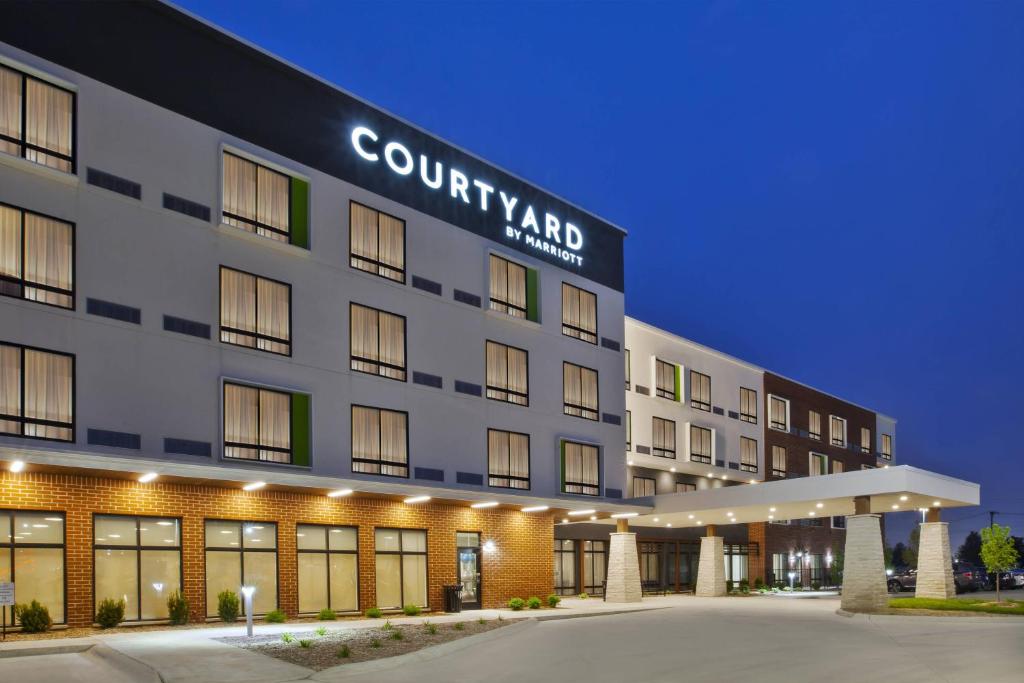 a rendering of a courtyard hotel at night at Courtyard by Marriott St. Joseph-Benton Harbor in Benton Harbor