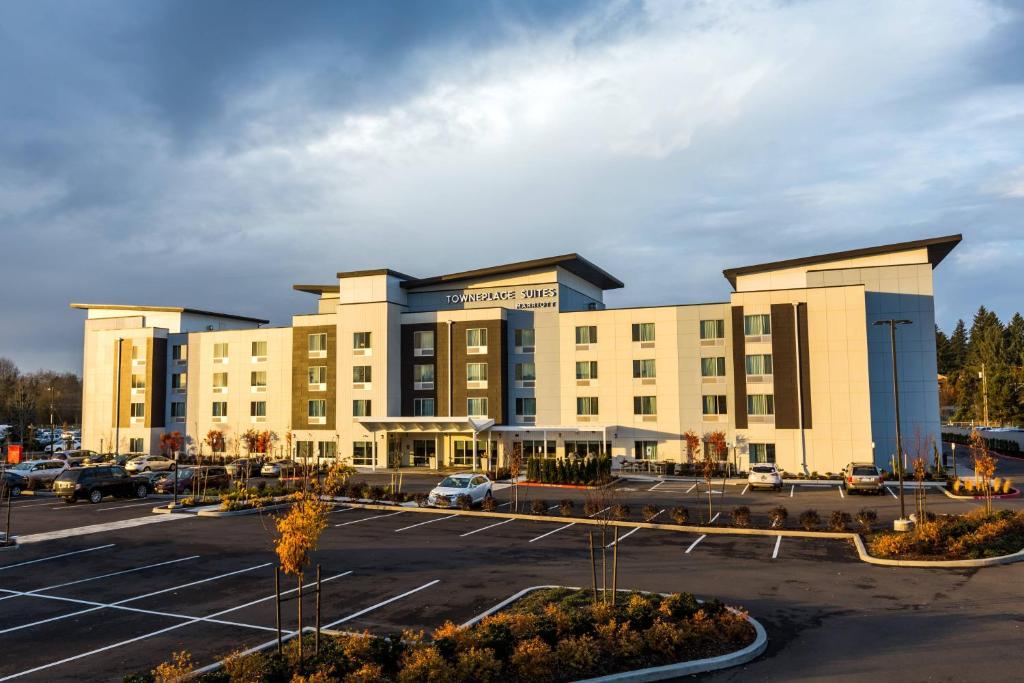 een groot gebouw met een parkeerplaats ervoor bij TownePlace Suites by Marriott Portland Beaverton in Beaverton