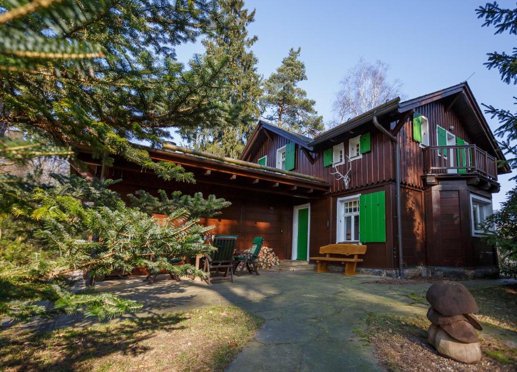 a house with a green and wooden facade at Haus Schrammsteinblick in Ostrau