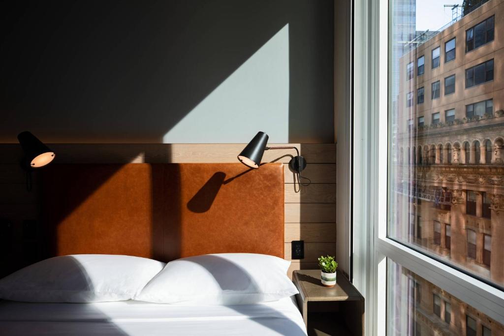 Posteľ alebo postele v izbe v ubytovaní Moxy NYC Downtown