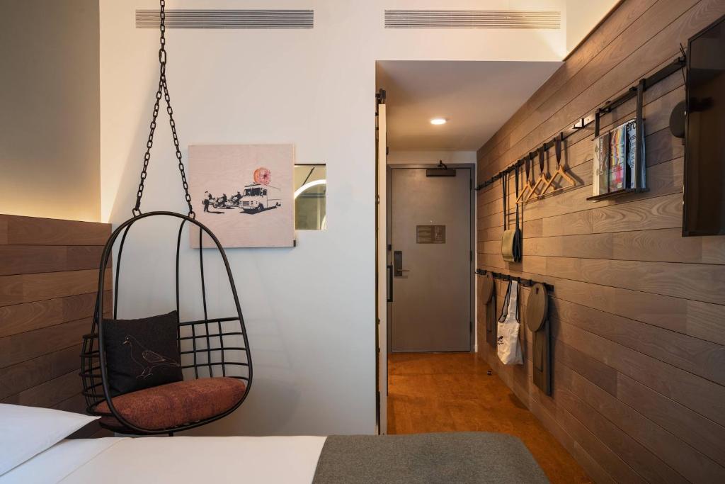 Posteľ alebo postele v izbe v ubytovaní Moxy NYC Downtown