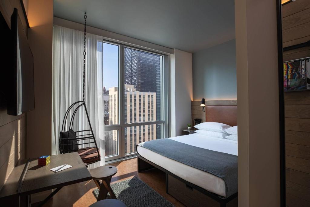 Posteľ alebo postele v izbe v ubytovaní Moxy NYC Downtown
