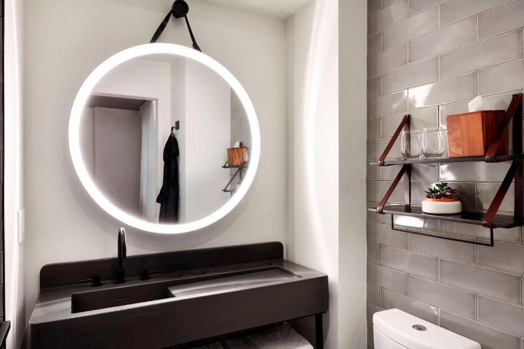 Kúpeľňa v ubytovaní Moxy NYC Downtown