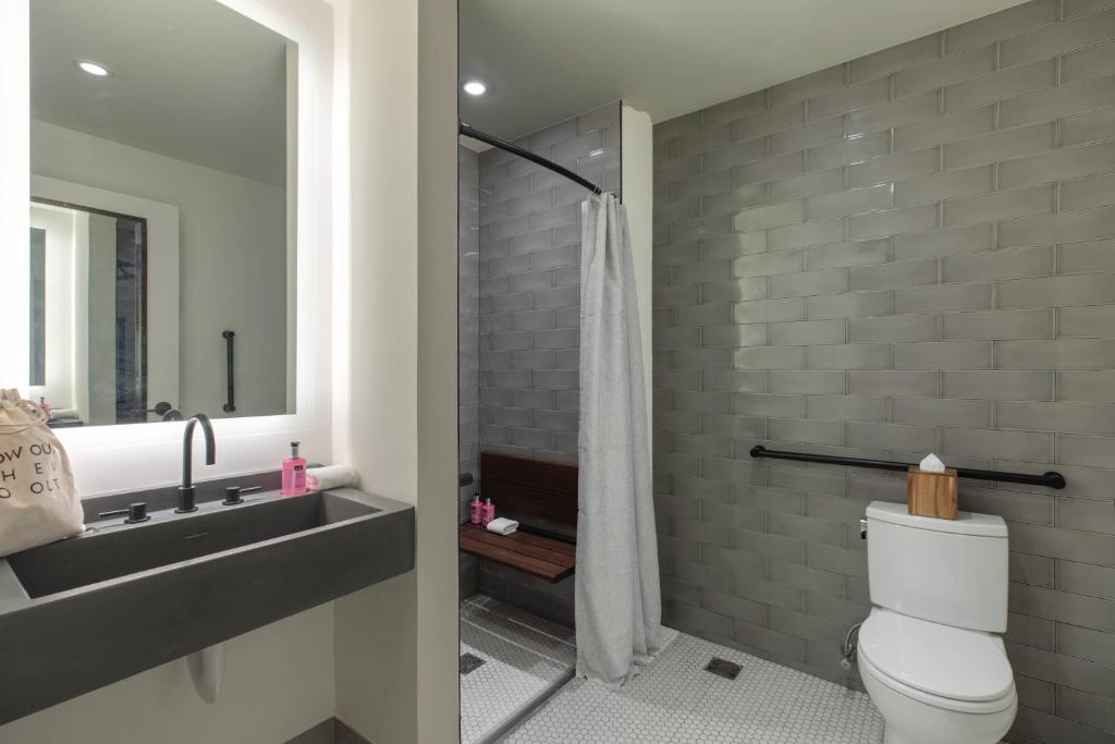 Kúpeľňa v ubytovaní Moxy NYC Downtown