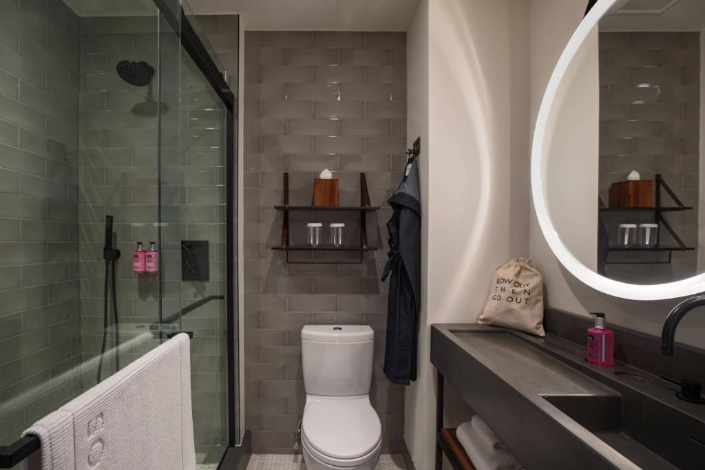 Kúpeľňa v ubytovaní Moxy NYC Downtown