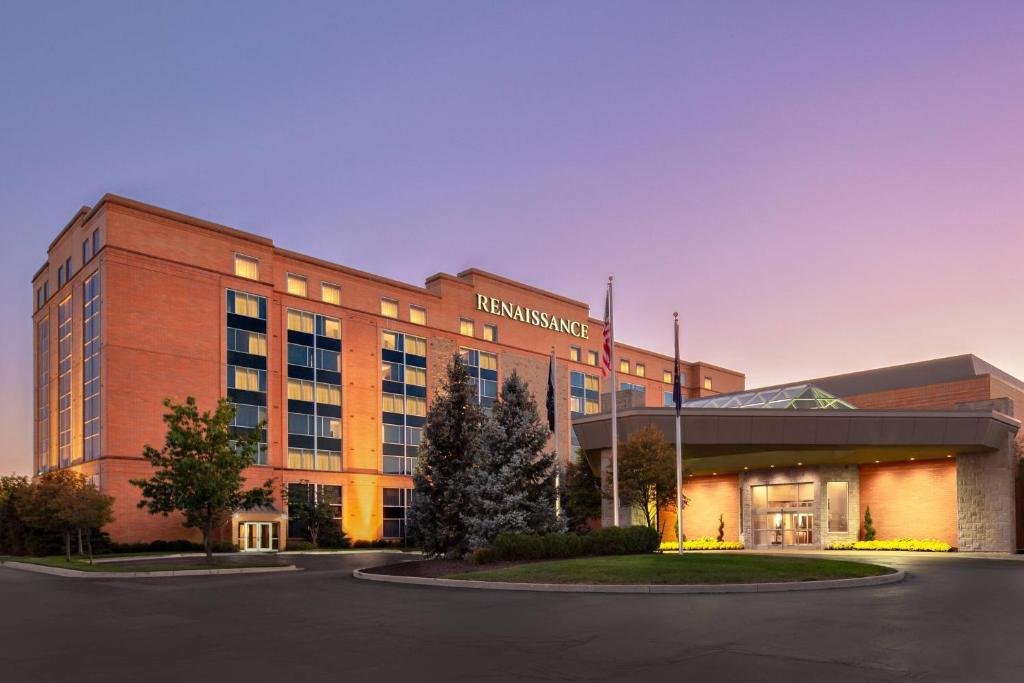 un grand bâtiment avec un parking en face de celui-ci dans l'établissement Renaissance Indianapolis North Hotel, à Carmel