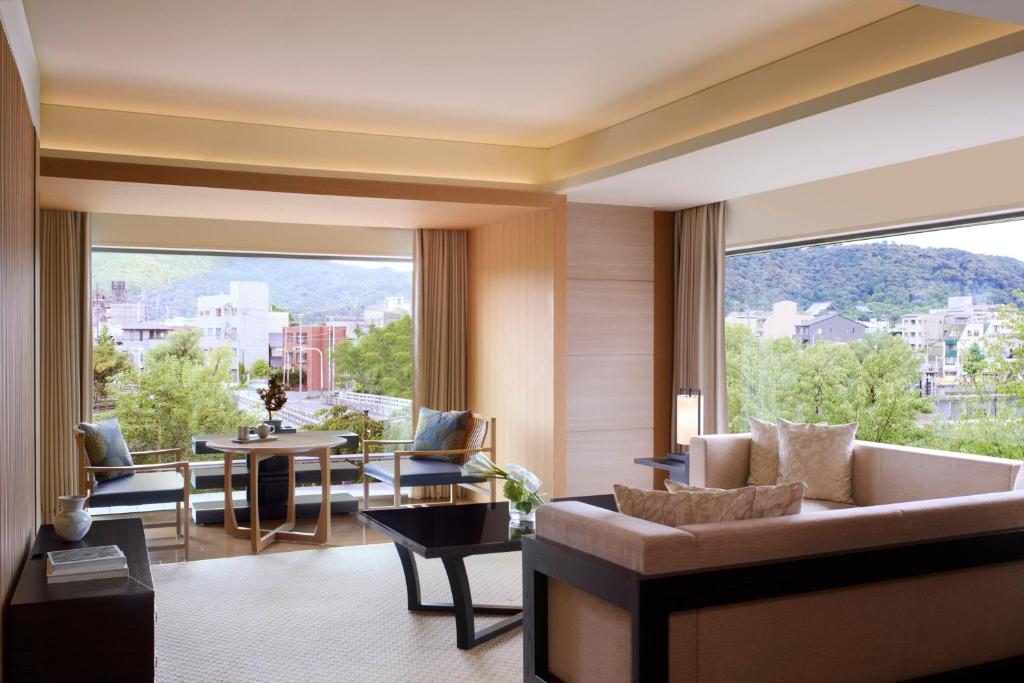 Nespecifikovaný výhled na hory nebo výhled na hory při pohledu z hotelu