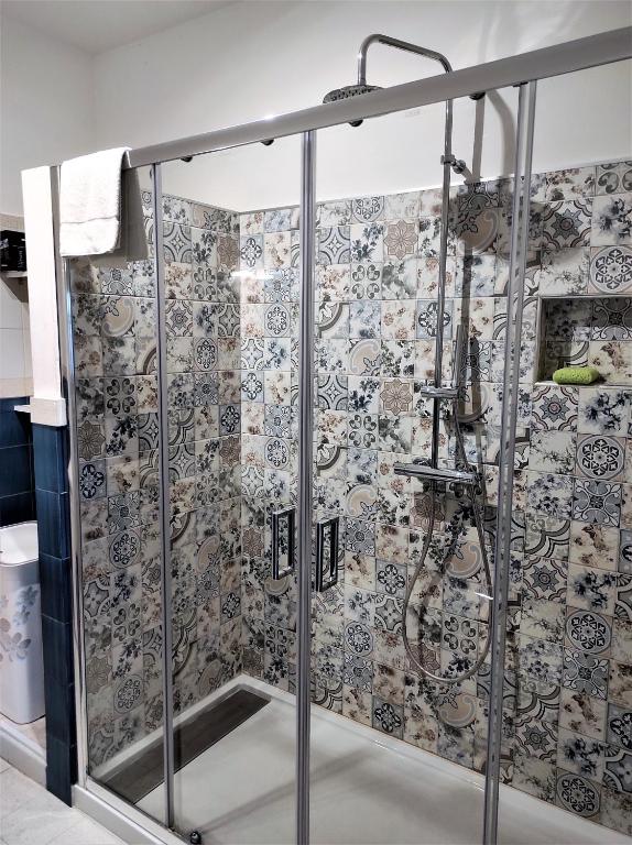 A bathroom at Flora's House - Ortigia Holidays
