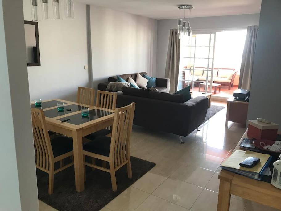 Posezení v ubytování Duquesa Regents apt, large balcony with spectacular sea views close to port and beach