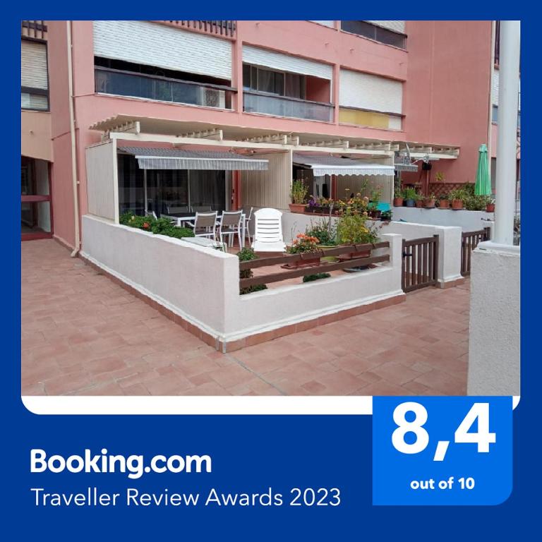 une revue des prix récompensant les voyages avec une photo d'hôtel dans l'établissement Residence Saint Clair - Studio Elena, au Cap d'Agde