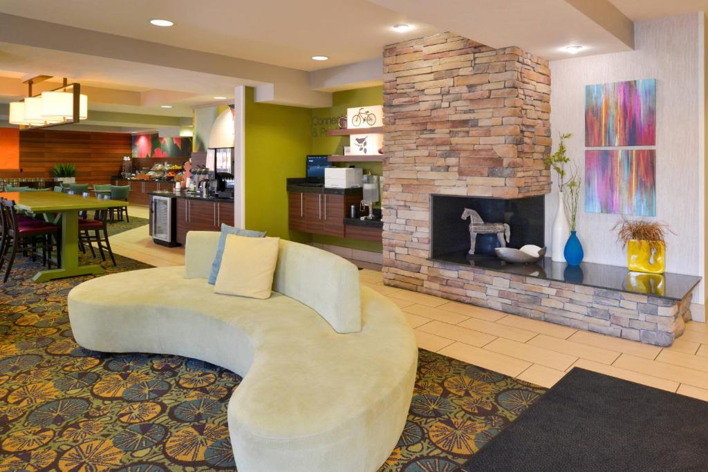 ein Wohnzimmer mit einem Sofa und einem Kamin in der Unterkunft Fairfield Inn Salt Lake City Layton in Layton