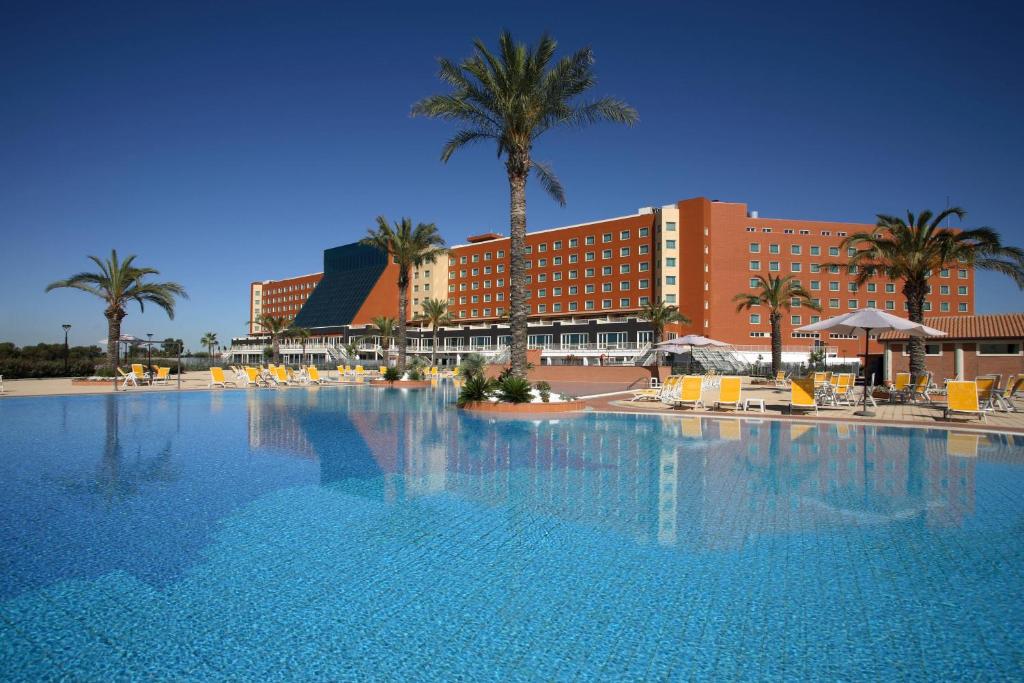 una gran piscina frente a un hotel en Rome Marriott Park Hotel en Roma