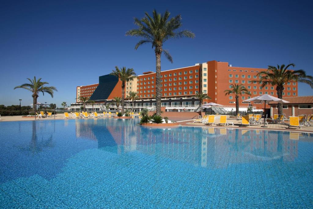 una grande piscina di fronte a un hotel di Rome Marriott Park Hotel a Roma